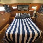Vedette hollandaise Pedro 30 Hiva Oa (1991) – cabine avec lit double et téléviseur