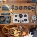 Vedette hollandaise Smelne 1140 Dreamflower (1985) – poste de pilotage intérieur et barre à roue bois