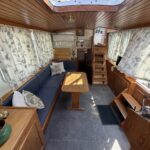 Vedette hollandaise Smelne 1140 Dreamflower (1985) – salon central avec table et banquettes