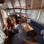 Vedette hollandaise Smelne 1140 Dreamflower (1985) – salon vers le poste de pilotage intérieur