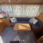 Vedette hollandaise Smelne 1140 Dreamflower (1985) – salon en U avec grande table