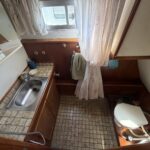 Vedette hollandaise Smelne 1140 Dreamflower (1985) – salle d'eau avec lavabo, douche et WC