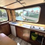 Pénichette Locaboat 930 Sérénité (1981) – cuisine avec évier, réfrigérateur et réchaud