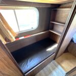 Pénichette Locaboat 930 Sérénité (1981) – couchette simple du couloir et accès cabine avant