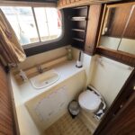 Pénichette Locaboat 930 Sérénité (1981) – salle d'eau avec lavabo, WC et miroir