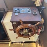 Pénichette Locaboat 930 Sérénité (1981) – poste de pilotage, barre en bois et tableau de bord