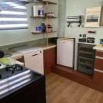 Péniche Freycinet 30 m Au Fil de l'Eau (1956) – cuisine avec cuisinière et réfrigérateur