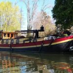 Péniche Hagenaar 18 m ANNA (1911) – vue extérieure bâbord amarrée sous les arbres
