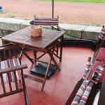 Péniche Hagenaar 18 m ANNA (1911) – pont arrière aménagé en terrasse table et fauteuils