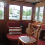 Péniche Hagenaar 18 m ANNA (1911) – banquette de la timonerie et vue sur le canal