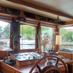 Péniche Hagenaar 18 m ANNA (1911) – timonerie avec barre à roue et console