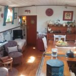 Péniche Hagenaar 18 m ANNA (1911) – salon avec coin bureau et salle à manger