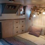 Péniche Hagenaar 18 m ANNA (1911) – cabine avec lit double et rangements en bois clair