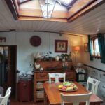 Péniche Hagenaar 18 m ANNA (1911) – salle à manger sous la claire-voie du roof