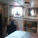 Péniche Hagenaar 18 m ANNA (1911) – cabine avec penderie ouverte et climatiseur