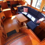 Vedette hollandaise Noblesse 38 ANATOLE (1998) – salon boisé avec banquette et table