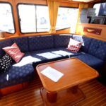 Vedette hollandaise Noblesse 38 ANATOLE (1998) – banquette en U et table du salon