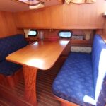 Vedette hollandaise Noblesse 38 ANATOLE (1998) – dinette avec table et banquettes
