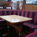 Vedette hollandaise Linssen 372 SX LE VOGUE (1992) – dinette du salon avec banquettes