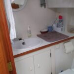 Vedette hollandaise Linssen 372 SX LE VOGUE (1992) – salle d'eau avec lavabo et WC
