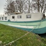 Péniche Freycinet 30 m Au Fil de l'Eau (1956) – étrave et flanc tribord vus de la berge