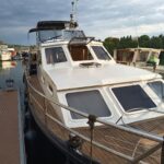 Vedette hollandaise Linssen 372 SX LE VOGUE (1992) – vue extérieure avant depuis le ponton