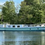 Péniche Freycinet 30 m Au Fil de l'Eau (1956) – vue latérale bâbord depuis la rivière