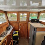 Péniche Freycinet 30 m Au Fil de l'Eau (1956) – timonerie en bois avec poste de barre
