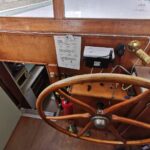 Péniche Freycinet 30 m Au Fil de l'Eau (1956) – barre à roue en bois et instruments