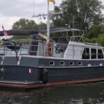 Kotter hollandais Bronsveen 1480 Petit Michou (2002) – vue bâbord à quai