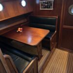 Kotter hollandais Bronsveen 1480 Petit Michou (2002) – carré inférieur, table et banquettes