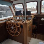 Kotter hollandais Bronsveen 1480 Petit Michou (2002) – timonerie intérieure et barre à roue