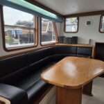 Kotter hollandais Bronsveen 1480 Petit Michou (2002) – carré, banquette d'angle et table