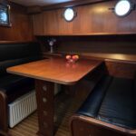 Kotter hollandais Bronsveen 1480 Petit Michou (2002) – dinette bois et cuir en vis-à-vis