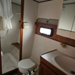 Vedette hollandaise Aquanaut 11 m Aldebaran (1994) – salle d'eau avec douche et WC