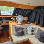 Vedette hollandaise Aquanaut 11 m Aldebaran (1994) – salon et dinette avant