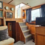 Vedette hollandaise Aquanaut 11 m Aldebaran (1994) – salon et escalier vers la timonerie
