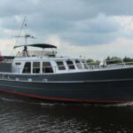 Kotter hollandais Bronsveen 1480 Petit Michou (2002) – vue tribord en navigation