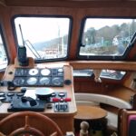 Vedette hollandaise Linssen 372 SX LE VOGUE (1992) – timonerie intérieure et barre à roue