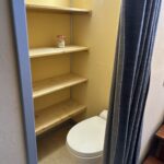 Péniche Freycinet 30 m Au Fil de l'Eau (1956) – WC du logement marinier, étagères bois