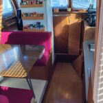 Vedette hollandaise Helena Cruiser (1980) – carré et passage vers la cuisine