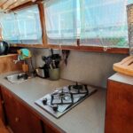 Vedette hollandaise Helena Cruiser (1980) – cuisine avec plaque gaz et évier