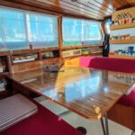 Vedette hollandaise Helena Cruiser (1980) – carré avec table et banquettes