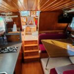 Vedette hollandaise Helena Cruiser (1980) – cuisine ouverte sur le carré