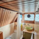 Vedette hollandaise Helena Cruiser (1980) – salle d'eau avec baignoire et lavabo