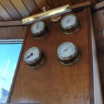 Vedette hollandaise Helena Cruiser (1980) – instruments en laiton du salon