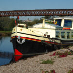 Péniche Luxe-Motor 14,50 m (1928) – proue et avant du bateau amarré au quai