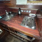Tjalk hollandais Osseo (1890) – plan de travail de cuisine, évier et plaque gaz
