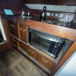 Tjalk hollandais Osseo (1890) – cuisine avec évier, plaque gaz et micro-ondes