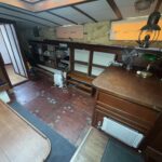 Tjalk hollandais Osseo (1890) – salon avec bureau secrétaire et rangements